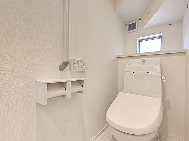 手すりとダブルホルダーが配された1Fトイレ。 トイレは1階と2階にそれぞれ設置されております。