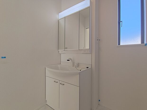 収納付きの洗面化粧台。鏡の裏側も収納棚になっています。