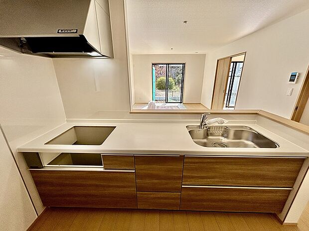 家族が一番集まる場所だから広々としつつも素敵な空間であって欲しい。皆がくつろぐリビングからキッチンまでが一つに繋がる空間。