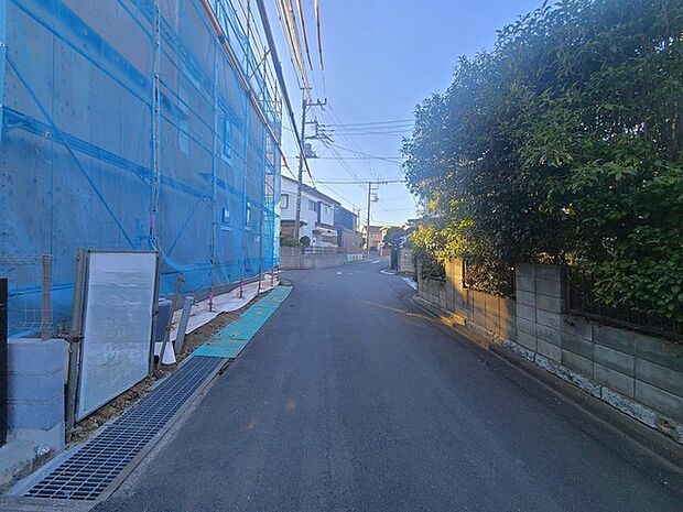 戸建てが立ち並ぶ静かな住宅街。四季折々の移り変わりを感じながら自然と楽しみ、暮らす、そんな毎日を日々の中で感じられる住環境