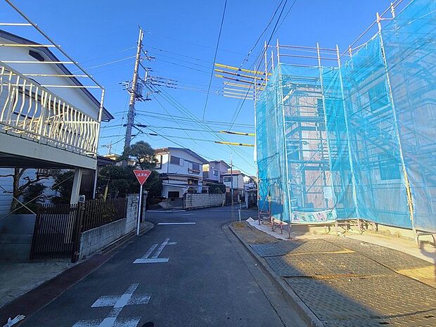 戸建てが立ち並ぶ静かな住宅街。四季折々の移り変わりを感じながら自然と楽しみ、暮らす、そんな毎日を日々の中で感じられる住環境