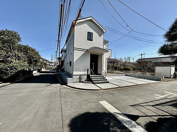 前面道路は広く、駐車がしやすいです。駐車スペース3台分ございます。