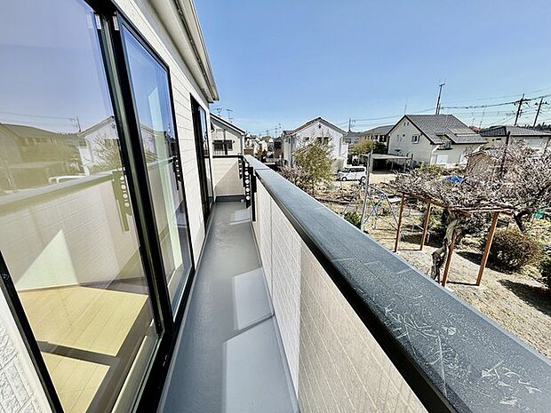 南側のお部屋から出入りできる、奥行きのあるワイドバルコニー。心地よい陽射しと暖かな風を楽しむことが出来ます。