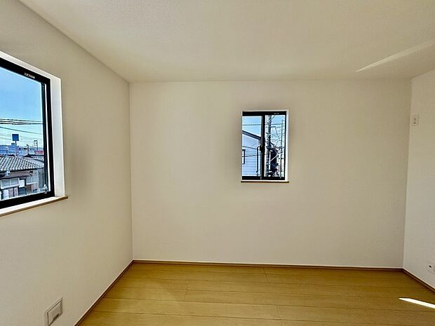 どんな家具にでも相性が良い清潔感ある白色調のクロスを採用。主張しすぎない配色、耐久性にも優れた床材は日々のメンテナンスも楽に、快適に過ごして頂けるよう考えられています。