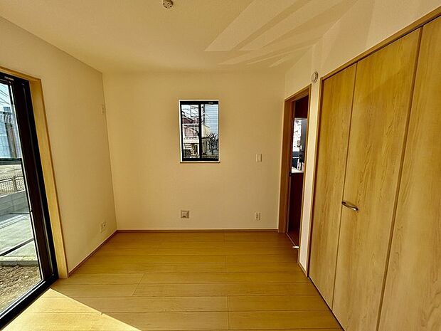 扉を開放するとLDKと洋室を一体利用できる空間!扉を閉めると独立した空間としても活用できます。