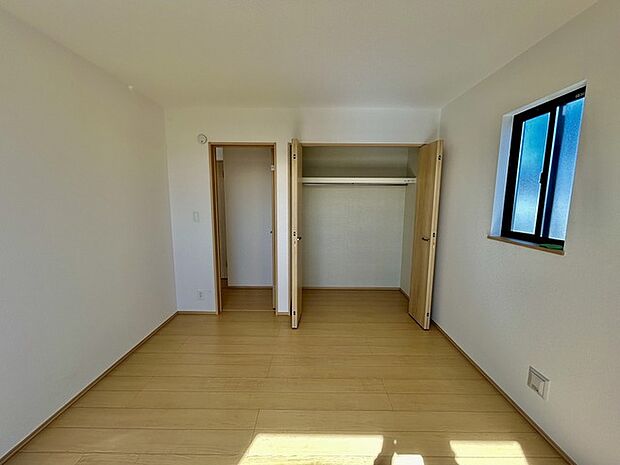 広々収納で、仕事着、普段着をまとめて収納できます。