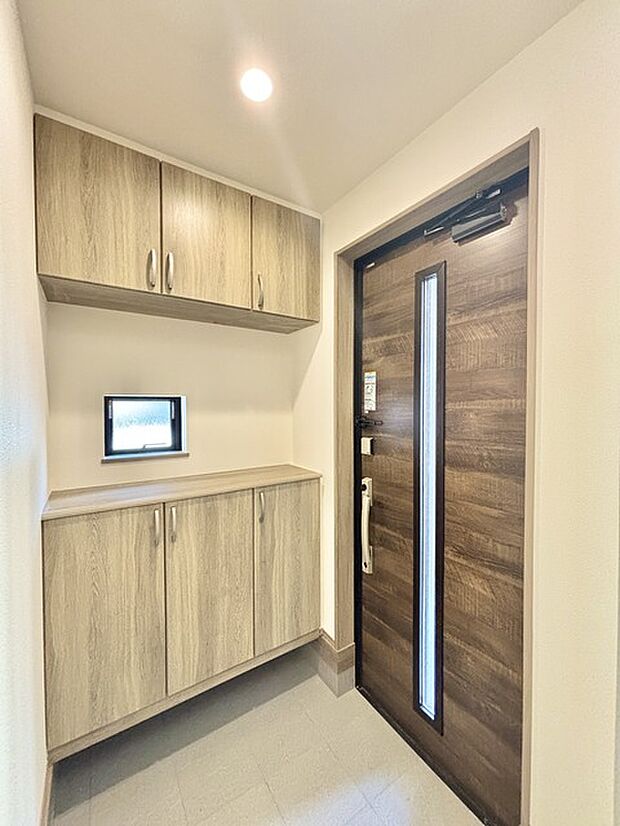 明るく開放的な玄関、靴の脱ぎ履きもしやすく、収納も豊富でご家族皆様の靴をスッキリ収納できます。