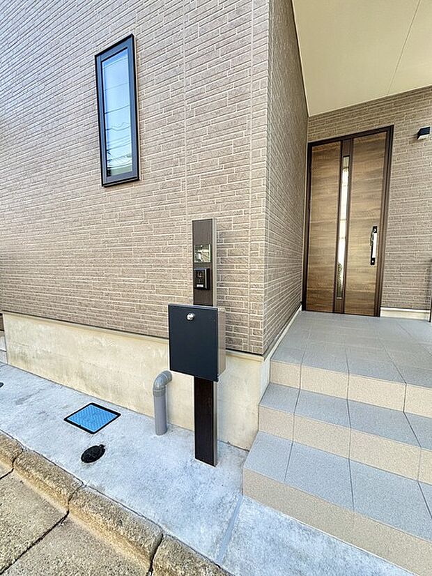 玄関はおうちの顔とも呼ばれる重要な場所!明るくスッキリと見える空間で住まう人を見送り、出迎えてくれます。