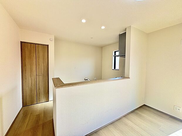 家族の集うリビングには色々な方向から光が差し込む設計に。家族のコミュニケーションが弾むスポットだから明るい雰囲気であってほしい。