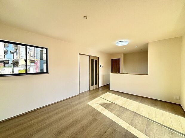 家族団欒のリビング。陽光差し込む食卓には家族の会話とスマイルが溢れます。いつまでもここで食卓を囲みたくなる、そう感じさせてくれるスペース。