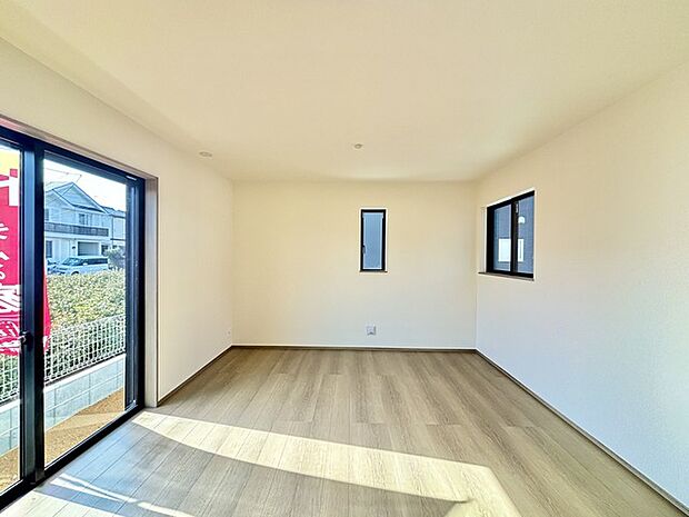 家族や友人、両親、親戚とこれから沢山の時間を紡ぐのだろう。そこを彩るのは窓から見える青い空、心地よい緑。そんなイメージが膨らむリビングスペース。