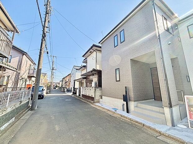 5m幅員の道路に面しておりお車の運転が苦手な方でも安心して出入りいただけます。