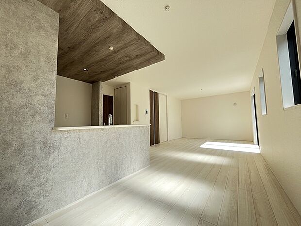 いつも家族の集まるリビングは広々とした20帖。通風・採光にも優れ、心安らぐ風と光がたえない空間。汎用性に富んだ居住スペースと、高揚感さえも与えてくれる住空間です。