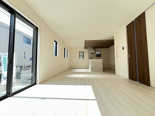 夕食の時間。家族、友人、両親、親戚との会話がより料理を美味しくしてくれる。あっという間に時間が過ぎてしまう居心地の良さは、普段はほっとする空間としてここにあります。