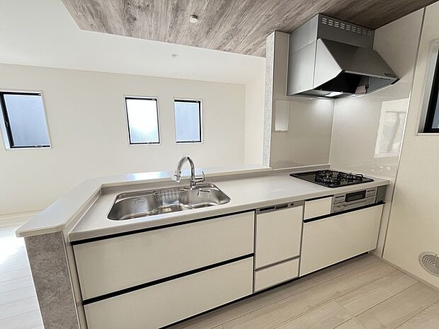 人工大理石を使用したシステムキッチン。永く傷つきにくく、お手入れもしやすい高機能性です。 