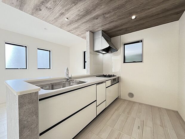 リビングにいる家族の顔が見渡せるカウンターキッチン。お料理もより一層おいしく、楽しく。食器棚を背面に設置しても十分な広さを確保しています。 