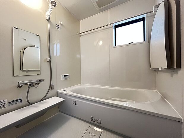 落ち着いた色味の浴室で1日の疲れをゆっくりと癒してください。 