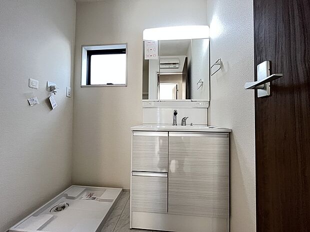 お出かけ前の身だしなみに一歩差がつく三面鏡。ミラー裏にはたっぷり収納もございます。 