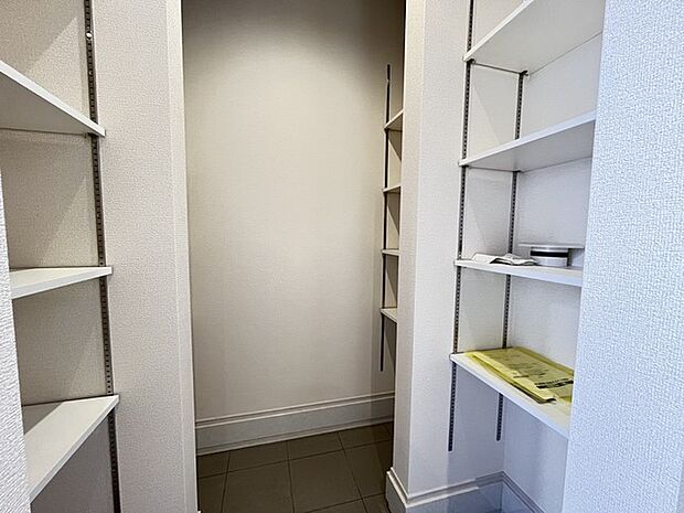 土間収納付きでベビーカーやゴルフバック、お子様のおもちゃもスッキリ収納できます。