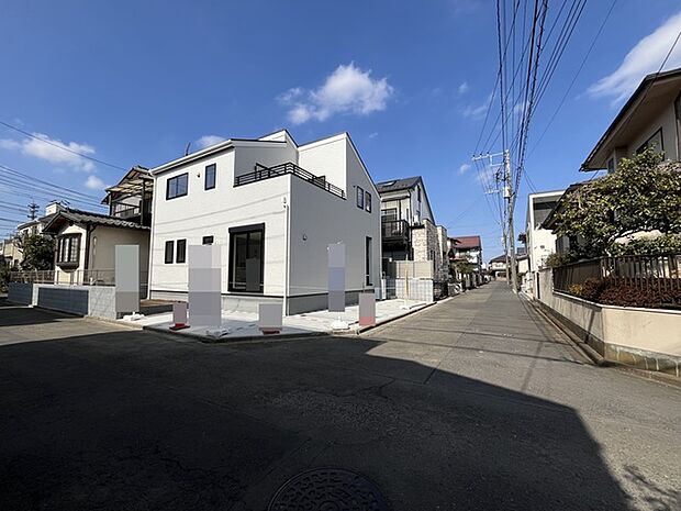 前面道路は広く、駐車がしやすいです。駐車スペース2台分ございます。 