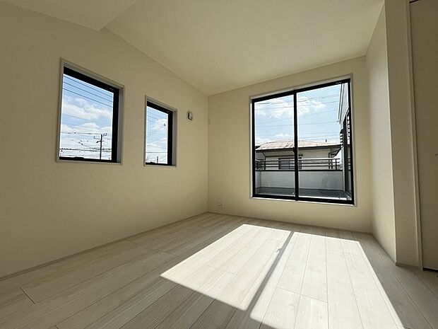 ゆとりの6.7帖ある寝室、陽光が入りやすく朝の目覚めも気持ち良く起こしてくれます。