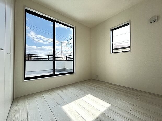 今からここを誰のお部屋にしようか、そんな洋室。大きさは4.5帖です。 