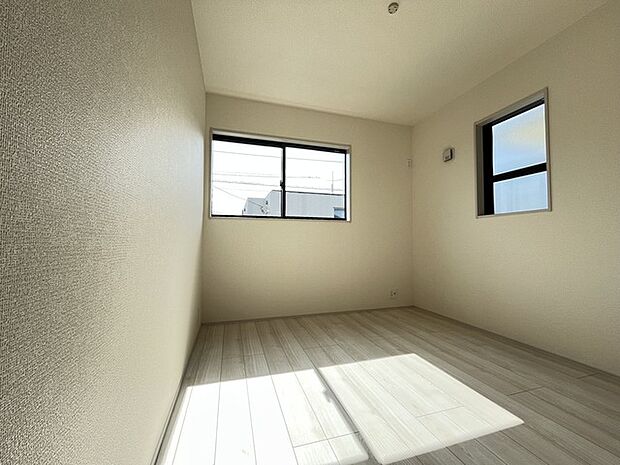 どんな家具にでも相性が良い清潔感ある白色調のクロスを採用。主張しすぎない配色、耐久性にも優れた床材は日々のメンテナンスも楽に、快適に過ごして頂けるよう考えられています。 