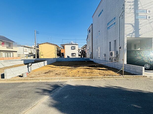 戸建てが立ち並ぶ静かな住宅街。四季折々の移り変わりを感じながら自然と楽しみ、暮らす、そんな毎日を日々の中で感じられる住環境