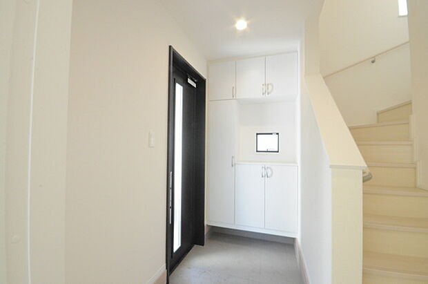 明るく開放的な玄関、靴の脱ぎ履きもしやすく、収納も豊富でご家族皆様の靴をスッキリ収納できます。 