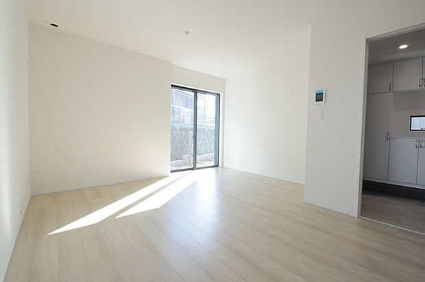 家族団欒のリビング。陽光差し込む食卓には家族の会話とスマイルが溢れます。いつまでもここで食卓を囲みたくなる、そう感じさせてくれるスペース。