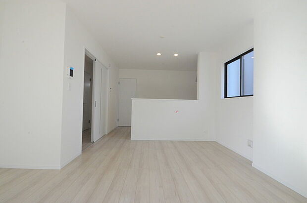 家族が一番集まる場所だから広々としつつも素敵な空間であって欲しい。皆がくつろぐリビングからキッチンまでが一つに繋がる空間。