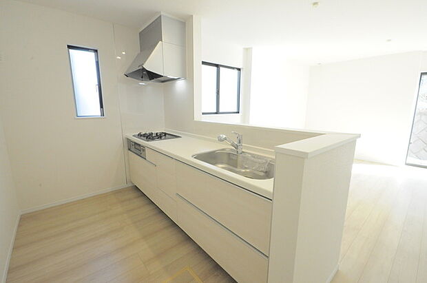 人工大理石を使用したシステムキッチン。永く傷つきにくく、お手入れもしやすい高機能性です。 