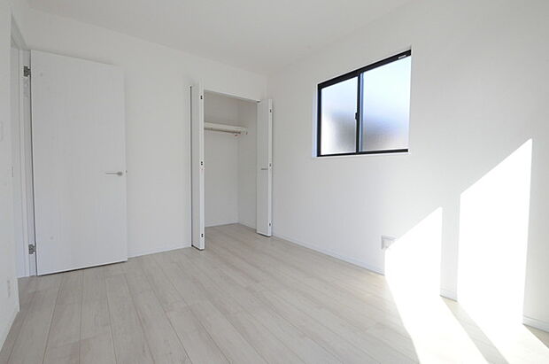 どんな家具にでも相性が良い清潔感ある白色調のクロスを採用。主張しすぎない配色、耐久性にも優れた床材は日々のメンテナンスも楽に、快適に過ごして頂けるよう考えられています。 