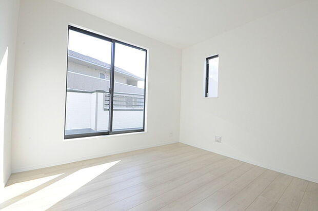 2面採光を確保した明るい室内は、爽やかな風を感じる居心地の良い空間です。 