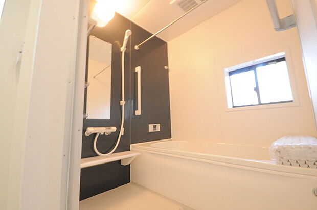 花粉や雨の日、寒い冬の時期に嬉しい浴室乾燥機。換気機能で入浴時に湿気を換気しカビの防止にもなります。  