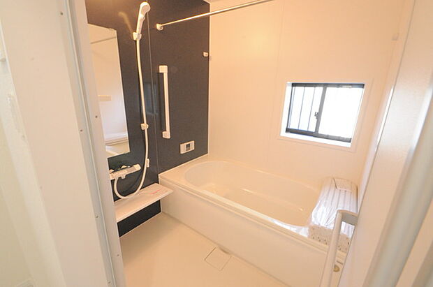 一緒にお風呂に入っている子供達の声がリビングまで聞こえてきそうな広々とした1坪バス