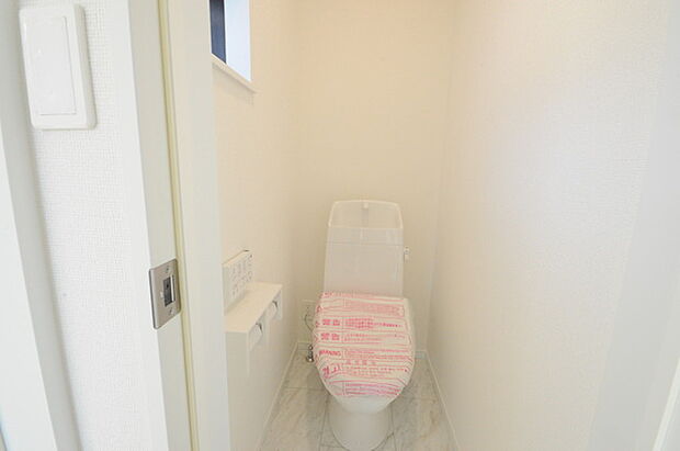 ウォシュレット機能付きのトイレ。換気のしやすい窓付きで、収納もあり実用性も兼ね備えた造り。
