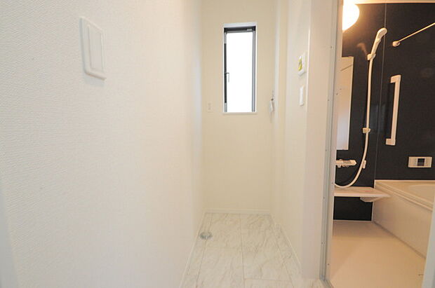 使い勝手の良い洗面台、窓があることで換気もしやすく清潔感のある空間を保てます。