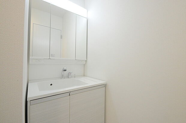 お出かけ前の身だしなみに一歩差がつく三面鏡。ミラー裏にはたっぷり収納もございます。