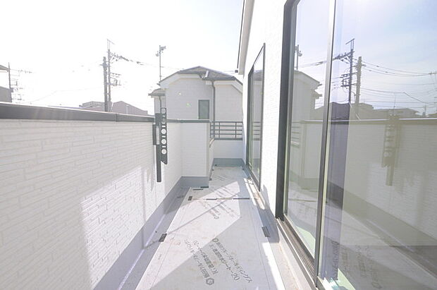 広めのバルコニーは風通しも良くお洗濯物もしっかりと干すことができます！ 