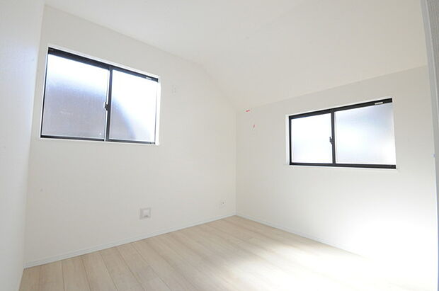 どんな家具にでも相性が良い清潔感ある白色調のクロスを採用。主張しすぎない配色、耐久性にも優れた床材は日々のメンテナンスも楽に、快適に過ごして頂けるよう考えられています。 