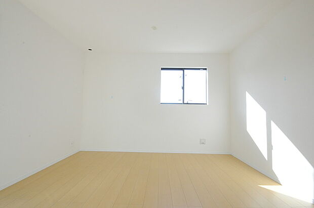 家族団欒のリビング。陽光差し込む食卓には家族の会話とスマイルが溢れます。いつまでもここで食卓を囲みたくなる、そう感じさせてくれるスペース。