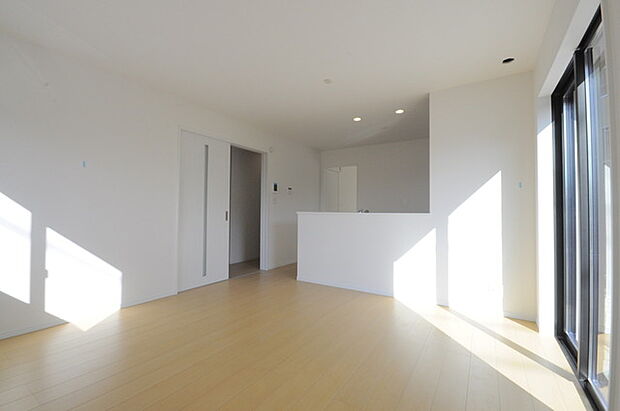 家族や友人、両親、親戚とこれから沢山の時間を紡ぐのだろう。そこを彩るのは窓から見える青い空、心地よい緑。そんなイメージが膨らむリビングスペース。 