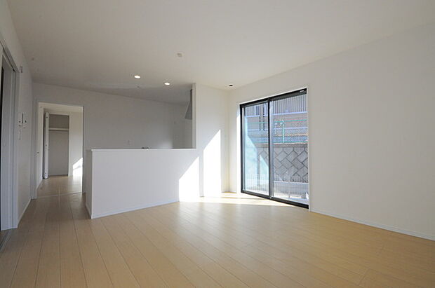 どんな家具にでも相性が良い清潔感ある白色調のクロスを採用。主張しすぎない配色、耐久性にも優れた床材は日々のメンテナンスも楽に、快適に過ごして頂けるよう考えられています。 