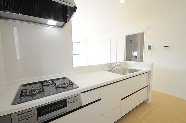 人工大理石を使用したシステムキッチン。永く傷つきにくく、お手入れもしやすい高機能性です。 