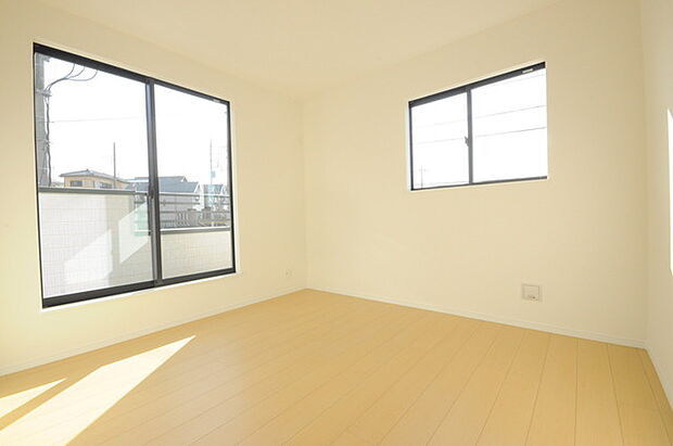 どんな家具にでも相性が良い清潔感ある白色調のクロスを採用。主張しすぎない配色、耐久性にも優れた床材は日々のメンテナンスも楽に、快適に過ごして頂けるよう考えられています。