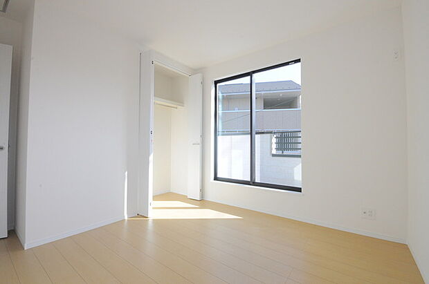 大きな開口部から明るい光が差し込む、日中の室内の明るさがこの部屋の魅力です。