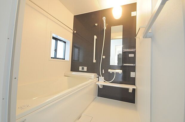 花粉や雨の日、寒い冬の時期に嬉しい浴室乾燥機。換気機能で入浴時に湿気を換気しカビの防止にもなります。