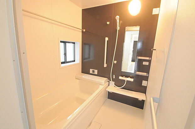 一緒にお風呂に入っている子供達の声がリビングまで聞こえてきそうな広々とした1坪バス 