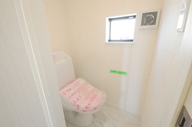 1.2階にそれぞれトレイがございます。朝の混雑時に分散して利用できるほか、ゲスト用としても使い分けることもできます。